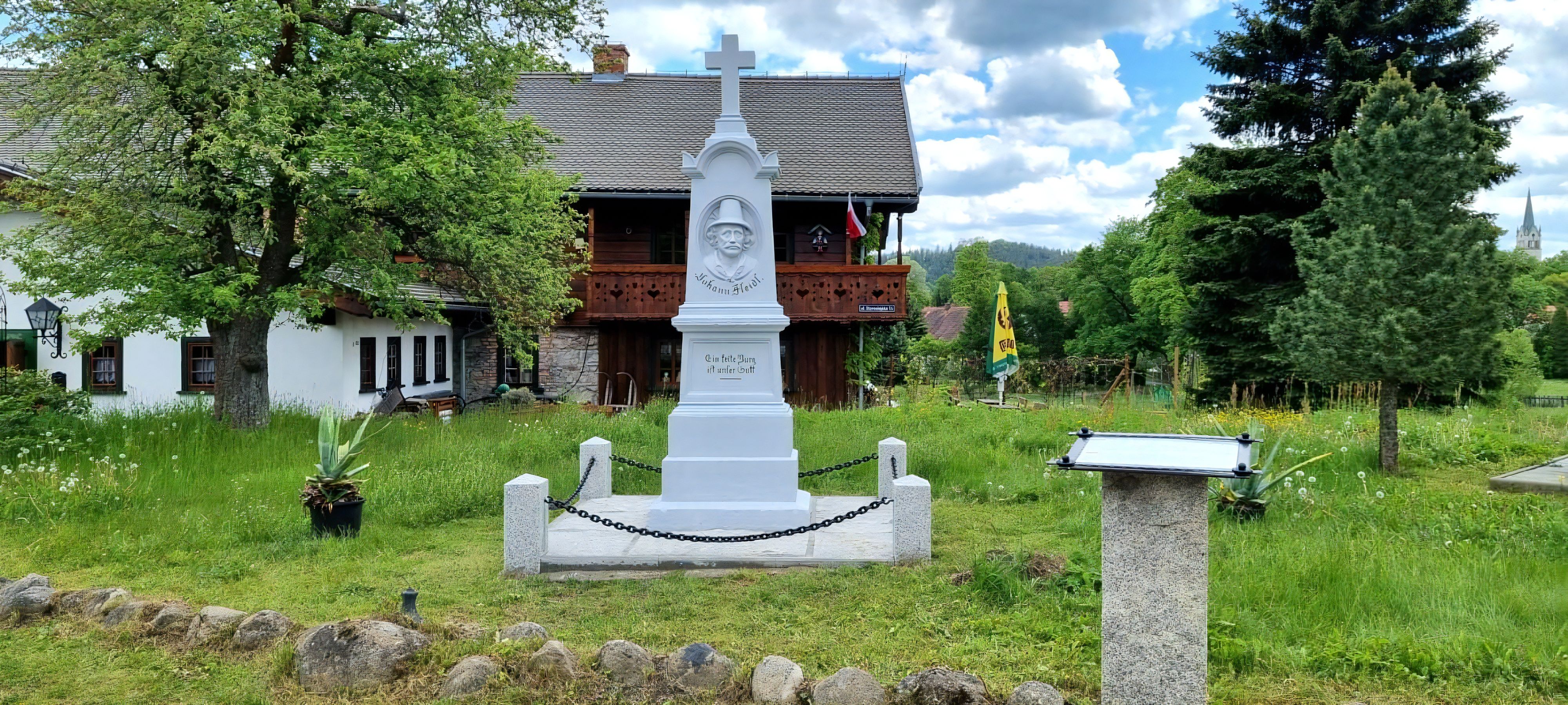 Das restaurierte Fleidl Denkmal vor dem Restaurant Dom Tyrolski im Mai 2025. - Foto Edwin Pech Das restaurierte Fleidl Denkmal vor dem Restaurant Dom Tyrolski im Mai 2025. - Foto Edwin Pech